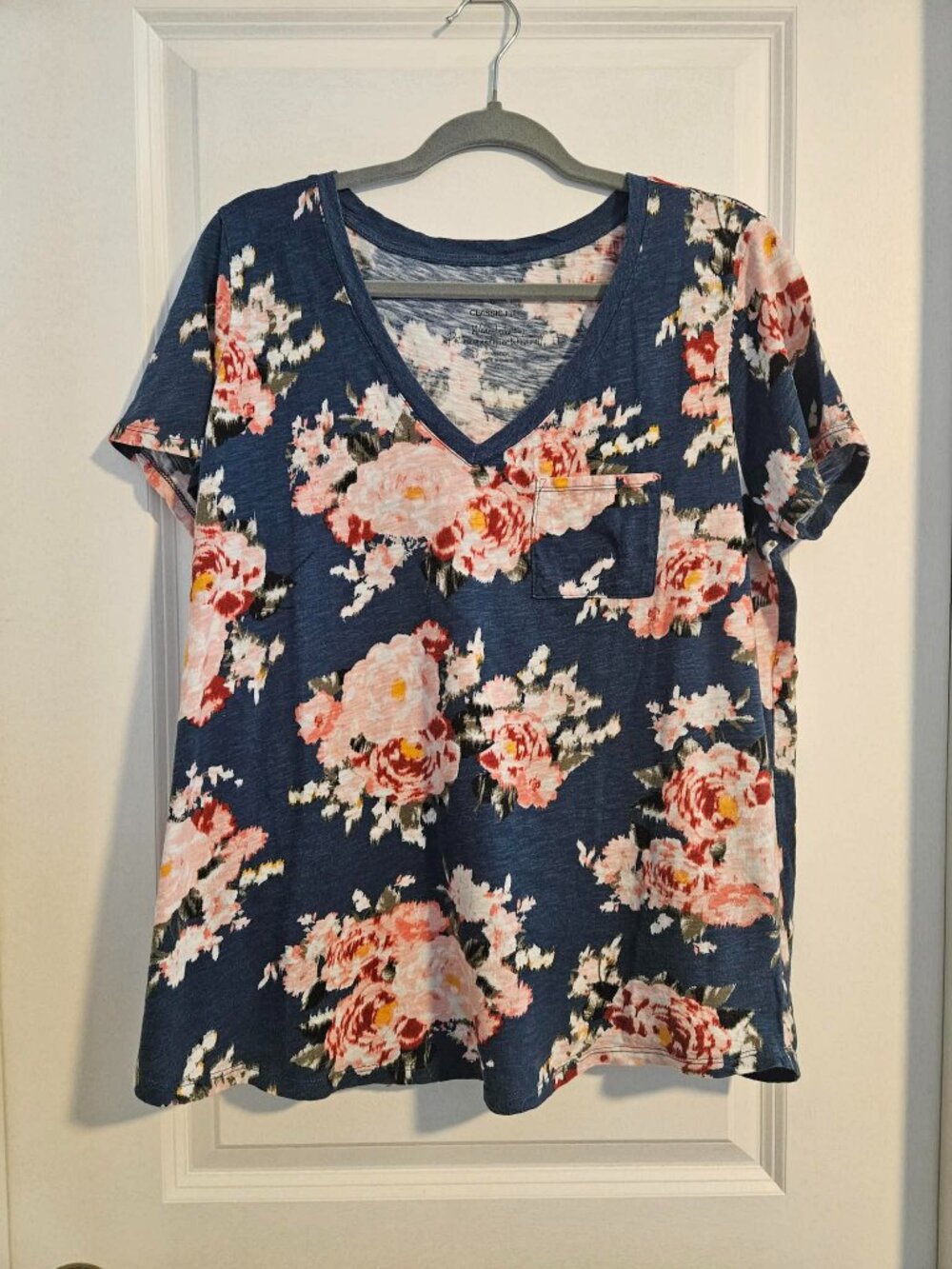 Torrid Blue Floral V-Neck Tee Size 0 Classic Fit Soft Cotton Pocket Top